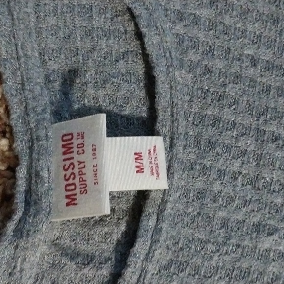 Medium MOSSIMO long sleeve . - Picture 2 of 3
